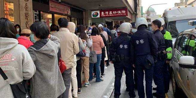 臺产防疫保单曾引发热购和总部大楼前排队认购人潮，首批3件理赔申请已跑完流程，每人10万元理赔金已匯出。(本报系资料照片／黄惠聆摄)