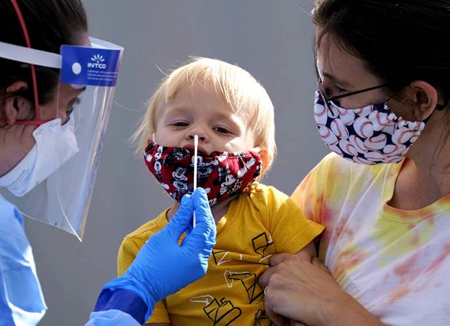 和新冠病毒相关的小儿多系统发炎症候群（multisystem inflammatory syndrome in children，MIS-C）在美国有病例暴增、病情愈来愈严重的趋势。图为西雅图男童接受病毒检测的资料照。（资料照／美联社）