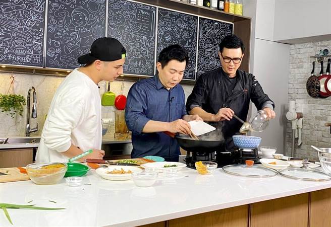 曾子余（左起）看吳秉承、蔣偉文各自料理。（三立提供）