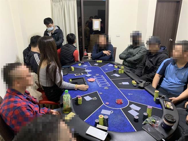 罗东警分局在大年初三破获一个移动式的职业赌场，当场逮捕年轻貌 美的女荷官及多名赌客。（罗东警分局提供／胡健森宜兰传真）