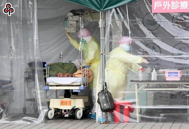 （圖為台北市某醫院戶外診療區內，醫護人員著隔離衣使用移動式X光機進行檢查，圖中人事物與本文無關。圖／本報系資料照）
