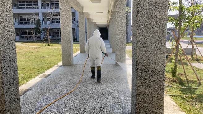 下周一（22）開學，苑裡鎮公所18日起啟動校園消毒防疫工作。（苑裡鎮公所提供／巫靜婷苗栗傳真）