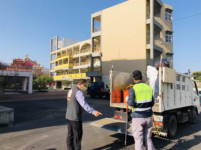下周一（22）開學，苑裡鎮公所18日起啟動校園消毒防疫工作。（苑裡鎮公所提供／巫靜婷苗栗傳真）