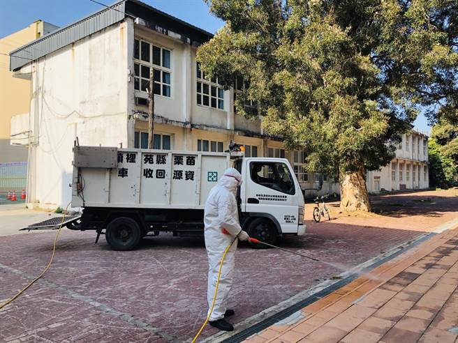 下周一（22）開學，苑裡鎮公所18日起啟動校園消毒防疫工作。（苑裡鎮公所提供／巫靜婷苗栗傳真）