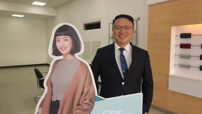 身为超级新车销售王，王坚志笑称年度热卖的明星车款，总代理公司找来一线女明星代言，绝对有正面加分作用，不仅在网路上讨论度高，也连带刺激新车销量。（谢琼云摄）