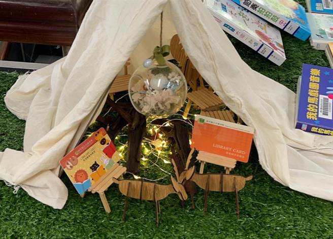 新竹縣政府文化局為了推廣閱讀，推出借閱冊數滿3本，即可兌換限量悠遊卡借閱證。（文化局提供）