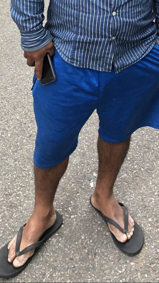 胡姓男子在寒冬里穿着短裤打赤脚在头份市内行窃民宅被警方逮捕。（头份警分局提供／谢明俊苗栗传真）