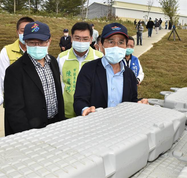 高雄市副市长林钦荣（右）18日到桥头区典宝溪D区滞洪池视察，他检视环保的浮板材质。（林瑞益摄）