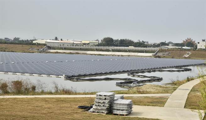 位于桥头区典宝溪D区滞洪池的太阳能光电系统。（林瑞益摄）