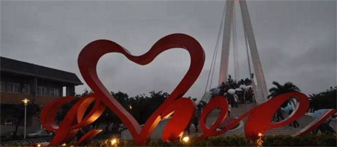 常見明月掛天邊。（作者提供）