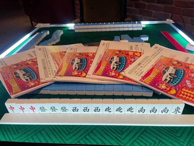 徐弘庭集資18萬元買90張刮刮樂。(取自徐弘庭臉書)