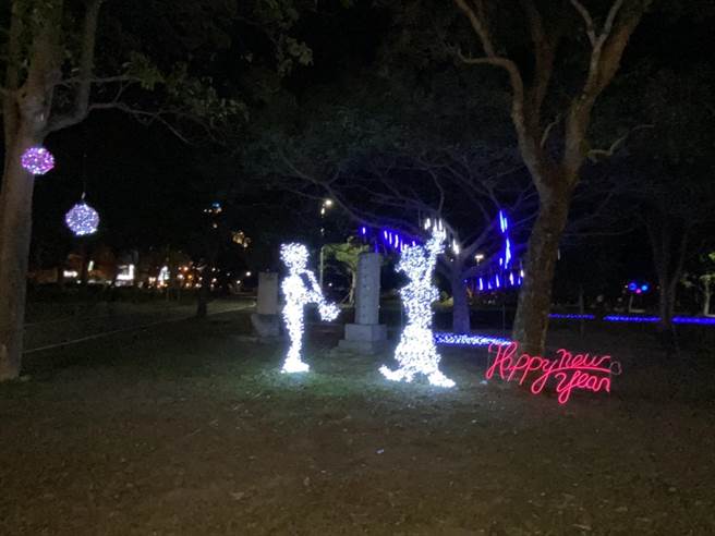 竹南镇公所在竹南运动公园内设置光雕装置艺术音乐秀，让民眾感受节庆欢乐气。（竹南镇公所提供／谢明俊苗栗传真）