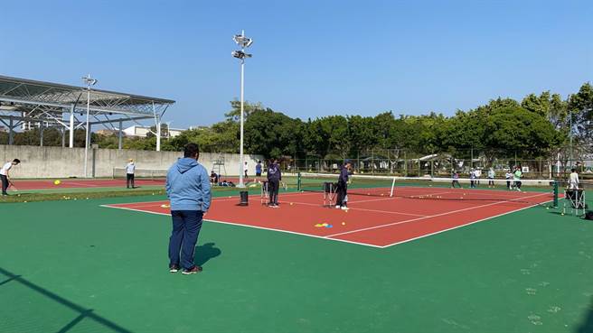 竹南镇公所争取经费将运动公园内全部10面网球场铺面更新。（竹南镇公所提供／谢明俊苗栗传真）