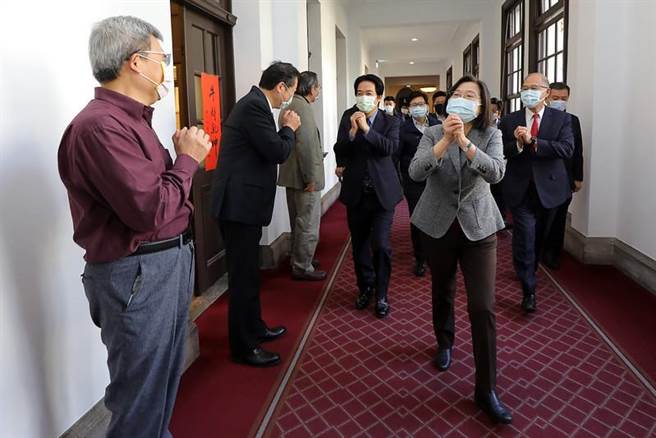 正副总统总统府拜年巧遇民眾  即兴当导览志工。总统府提供