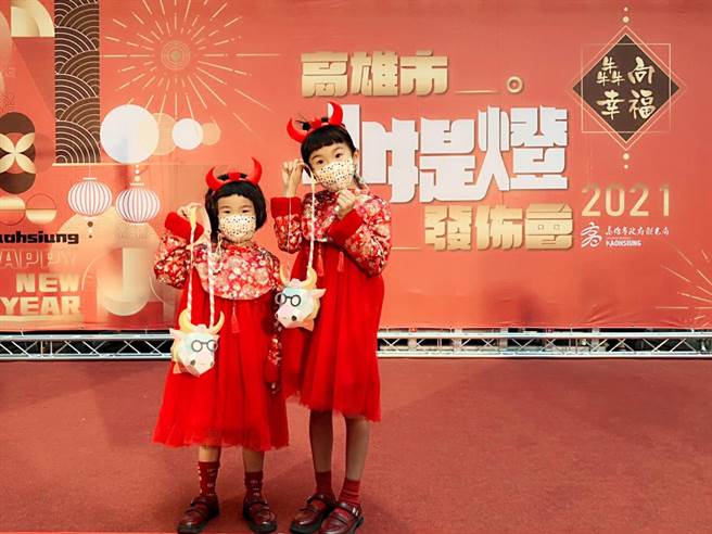 高市观光局推出小提灯「牛背背」，2／19起限量发行。（高市观光局提供／柯宗纬高雄传真）