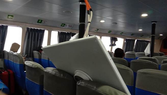 民眾搭乘客輪從蘭嶼往台東富岡途中，遇到8級風浪，船身產生劇烈搖晃，船艙內1塊大型天花板竟突然掉落，差點就砸中小孩。（劉姓乘客提供／蔡旻妤台東傳真）