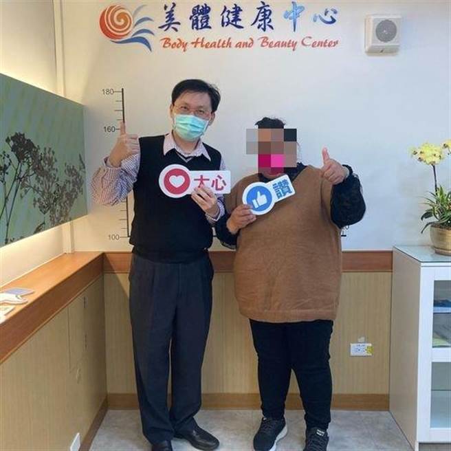蔡明宪医师（左）与超级病态肥胖患者L小姐右)开心合照，庆祝胃缩小手术成功