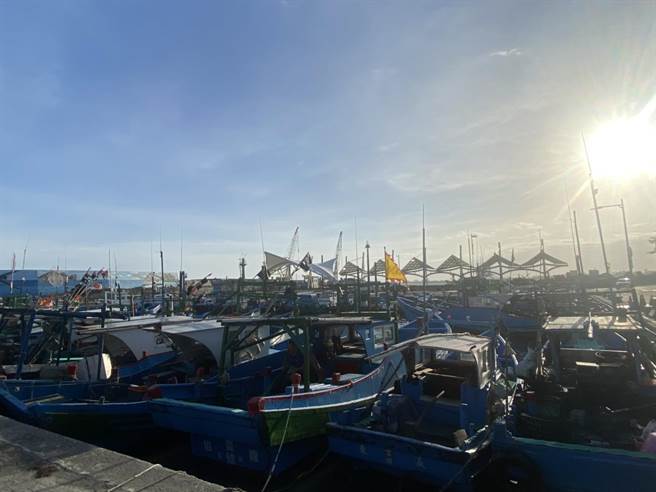 每逢東北季風強烈時，不僅漁船、連客貨輪都得停航，離島居民生活物資就得面臨斷貨窘境，圖為台東富岡漁港。（蔡旻妤攝）