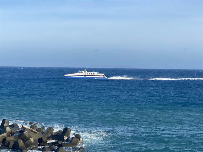 每逢東北季風強烈時，不僅漁船、連客貨輪都得停航，離島居民生活物資就得面臨斷貨窘境，圖為台東富岡漁港。（蔡旻妤攝）