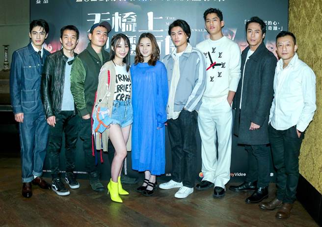 宋柏緯（左起）、陳如山、楊大正、孫淑媚、盧以恩、羅士齊、朱軒洋、莊凱勛、導演楊雅喆18日出席《天橋上的魔術師》媒體聯訪。（粘耿豪攝）