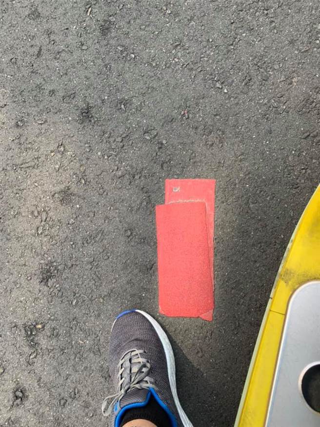 原PO走近一看，才发现这不是红包，而是红线路段的路标。(图取自爆废公社二馆)