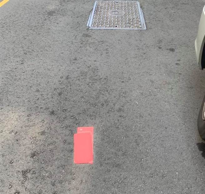 原PO走近一看，才发现这不是红包，而是红线路段的路标。(图取自爆废公社二馆)