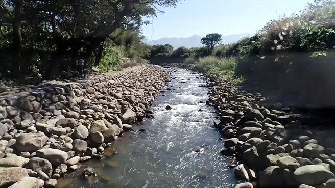 大屯溪低水护岸背填土採生态块石铺面廊道，提供生态自然生长与教育休憩空间 。（水利局提供／李俊淇新北传真）