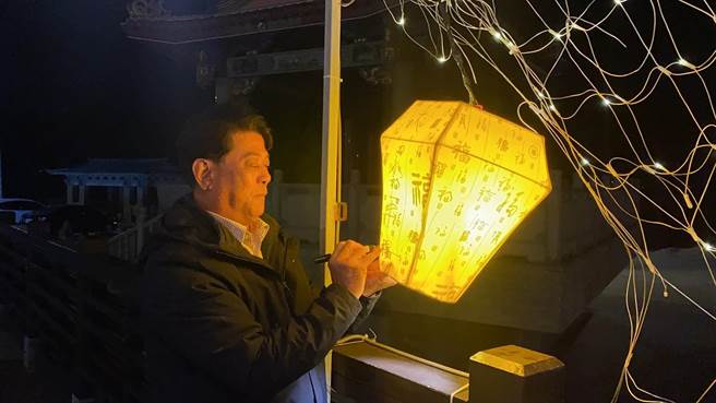 金湖镇长陈文顾欢迎乡亲共同见证百盏天灯齐飞的壮观画面，同时也能集气祈福，希望疫情早早消失。（金湖镇公所提供）