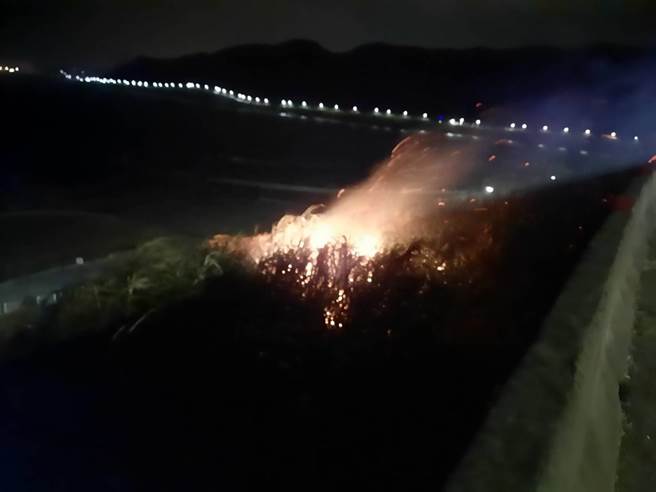 基隆外木山17日晚上10點多疑似遭煙火的灰燼點燃，引發火警。（讀者提供／陳彩玲基隆傳真）
