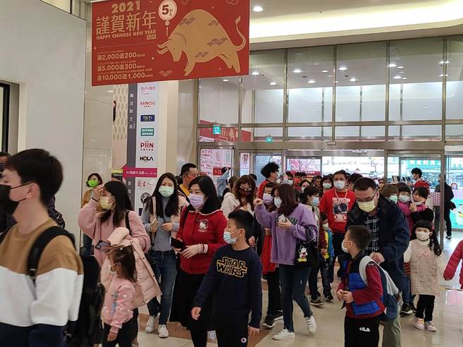 连假不能出国、又不想塞车人挤人下，不少民眾都选择到百货商场走春过年，Global Mall今年也特别推出了加码福袋、全馆7折起等优惠。（Global Mall提供）