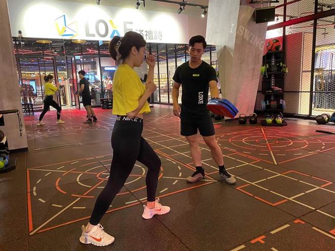 京站在3楼的LOXE主题运动课程将从23日起陆续推出入门拳击课程、体验放松瑜珈等活动，加入再送补身料理券。（京站提供）