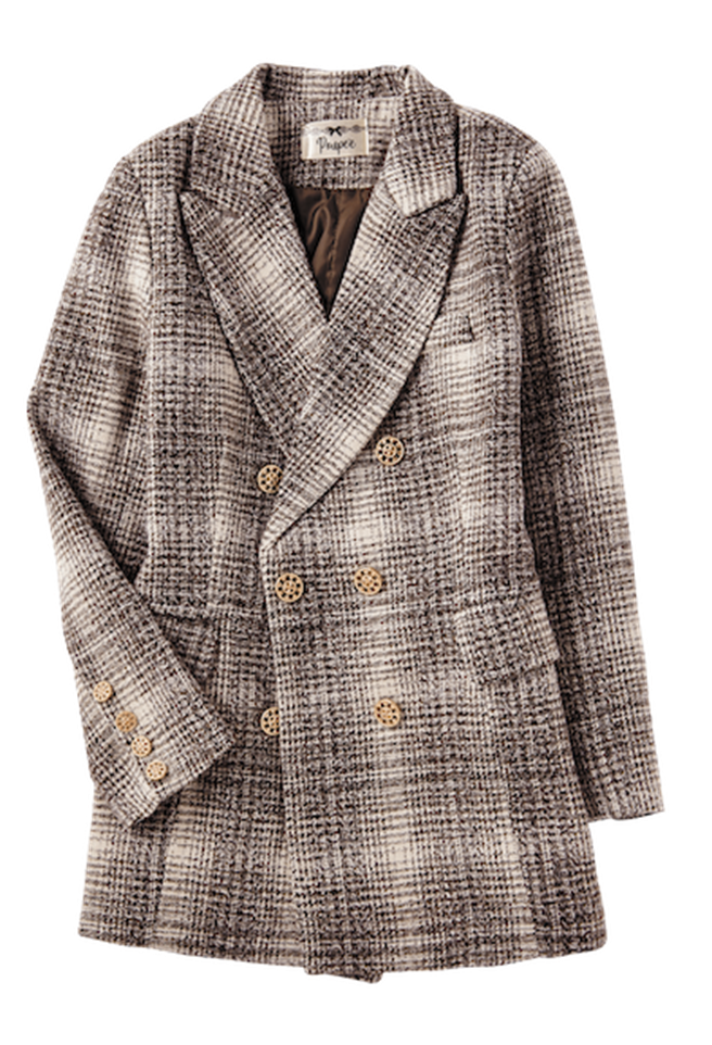 统一时代百货台北店的Avivi Girl女款格纹双排扣长版外套，原价3980元，特价2380元，限量5件。（统一时代百货台北店提供）