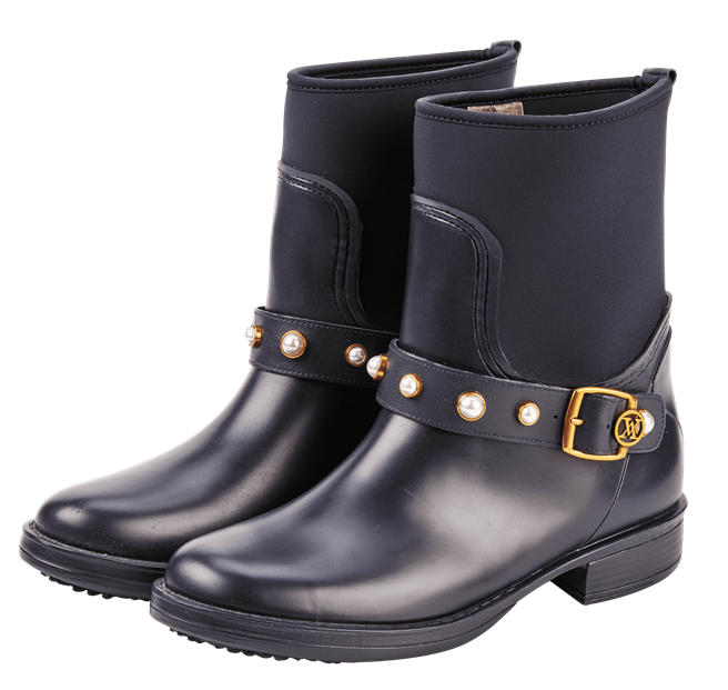 统一时代百货台北店的Viina珍珠造型雨靴，原价4,980元，特价990元。（统一时代百货台北店提供）