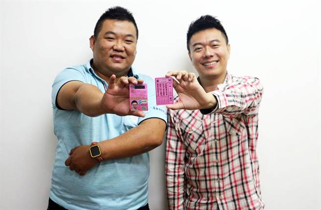 屏东县议员黄明贤（右）与屏东市民代表傅建雄结合籤诗与额温贴片，制作防疫小物，意外掀起讨论。（林和生摄）