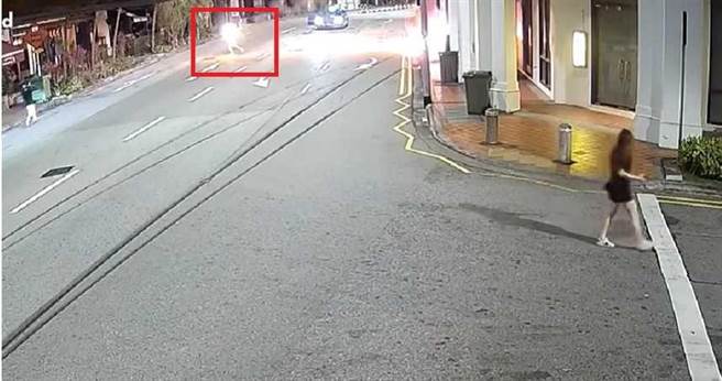 空姐女友（红框处）奋不顾身衝进火场救人，结果也遭无情火舌吞噬。（图／翻摄自CP Network3  Youtube）