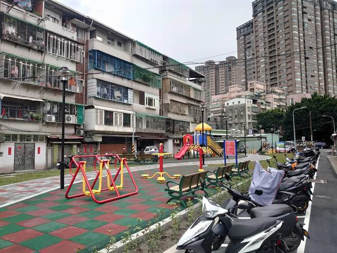 公園綠地內增設體健設施及親子遊戲空間。（板橋區公所提供）