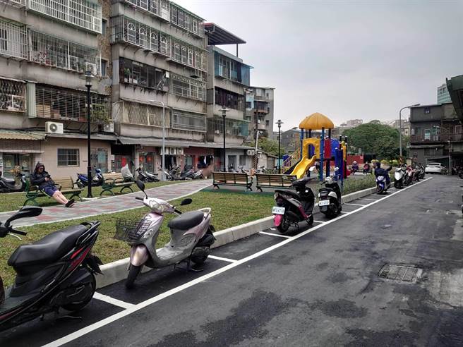 周邊道路重新刨鋪並設置機車停車格，紓解停車位不足問題。（板橋區公所提供）