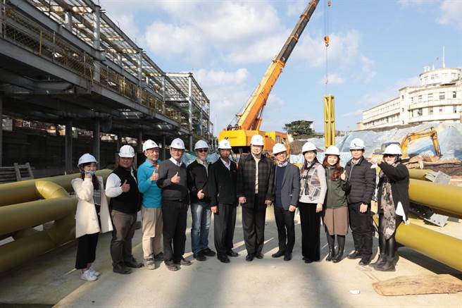 基隆市长林右昌18日率领市府团队前往基隆转运站工地视察。（基隆市政府提供／陈彩玲基隆传真）