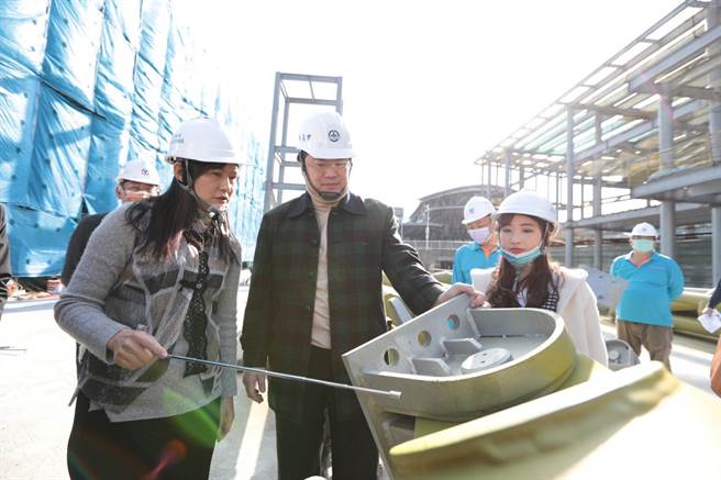 基隆市长林右昌18日率领市府团队前往基隆转运站工地视察。（基隆市政府提供／陈彩玲基隆传真）