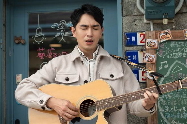 陳謙文熬夜創作求婚曲目。（TVBS提供）