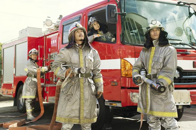 《浅田家！》将日本最会拍全家福的摄影师真实故事搬上大银幕，左起平田满、二宫和也、风吹纯、妻夫木聪。（采昌提供）