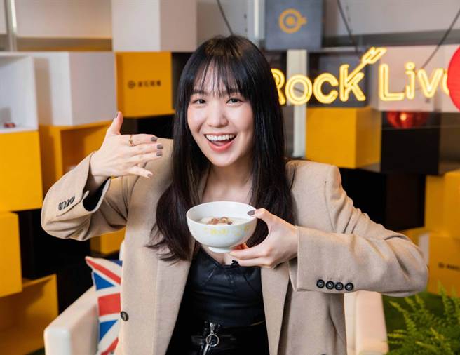 孙盛希煮破汤圆忧嫁不掉 思念爸爸盼早日团圆（石智中摄）