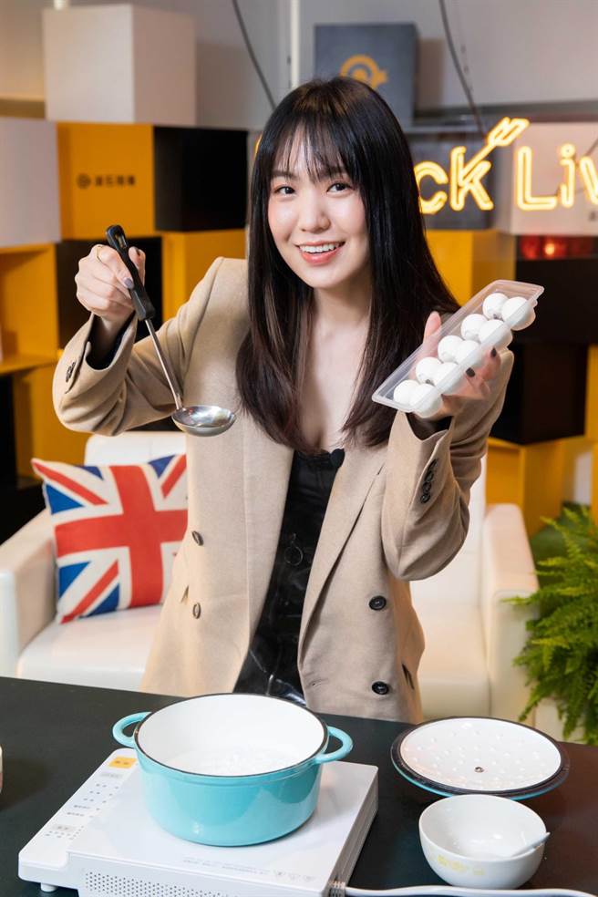 孙盛希首次煮芝麻汤圆，欢庆元宵节。（石智中摄）