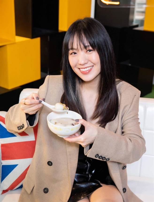 孙盛希将汤圆起锅后，加入无糖豆浆，营养不腻口。（石智中摄）