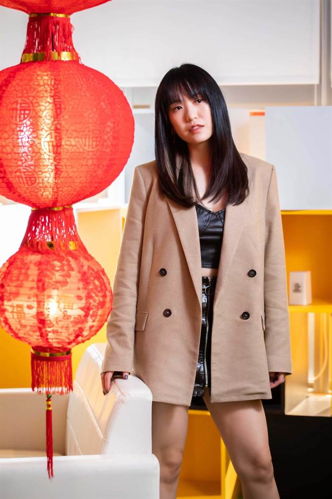 孙盛希新造型剪了浏海、染了深色头髮，更具有时尚感。（石智中摄）