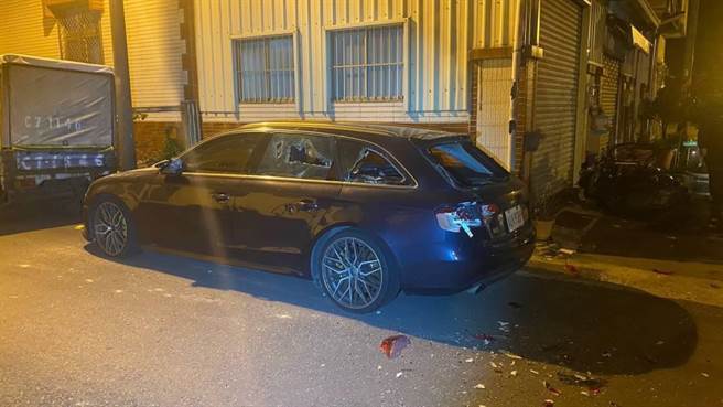 蔡男的黄姓女友座车遭人砸毁。（读者提供／程炳璋台南传真）