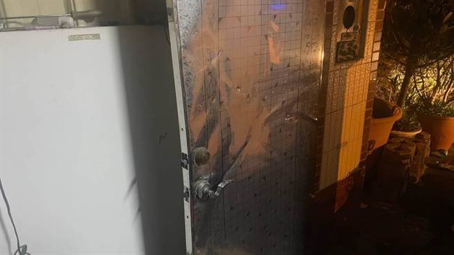 蔡男黄姓女友住家大门遭毁损。（读者提供／程炳璋台南传真）