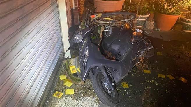 蔡男黄姓女友家门口遭洒冥纸。（读者提供／程炳璋台南传真）