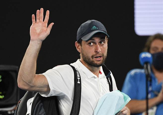 克拉特塞夫结束澳网惊奇之旅，挥手向观眾致意。（美联社）