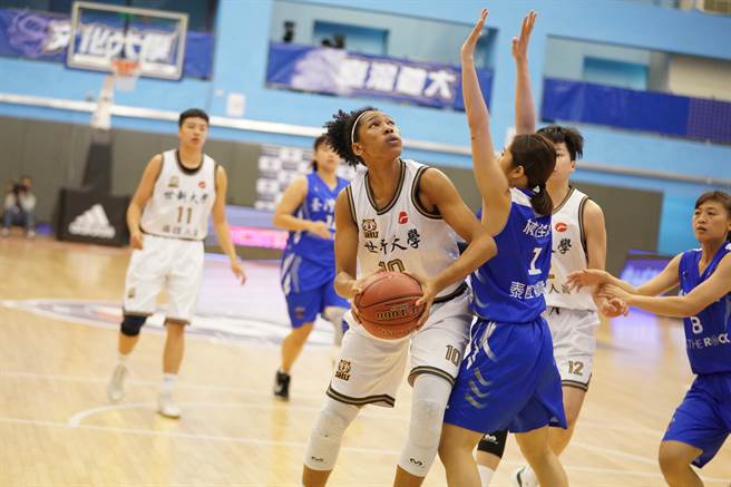 世新大學潔丹妮兒（中）今天攻下20分、10籃板，助隊6強複賽首戰旗開得勝。（大專體總提供）